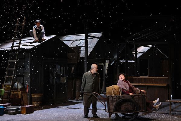 「笑いと涙とちょっぴり辛い」鄭義信演出『焼肉ドラゴン』新国立劇場で開幕　舞台写真が到着