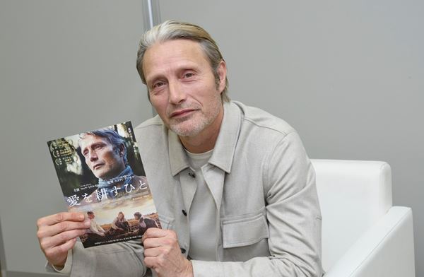マッツ・ミケルセンが日本語で「観てね！」 映画『愛を耕すひと』特別メッセージ映像公開