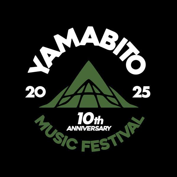 『山人音楽祭2025』、定番のロゴTシャツや毎年人気のダルマなどオフィシャルグッズ発表