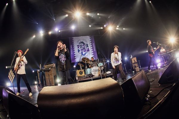 フラカン×スキマ『デラックス・ドラゴン』大盛況で幕、伝説のザ・ライターズ復活も！【ライブレポート】