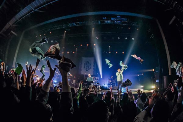 フラカン×スキマ『デラックス・ドラゴン』大盛況で幕、伝説のザ・ライターズ復活も！【ライブレポート】