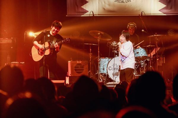 フラカン×スキマ『デラックス・ドラゴン』大盛況で幕、伝説のザ・ライターズ復活も！【ライブレポート】