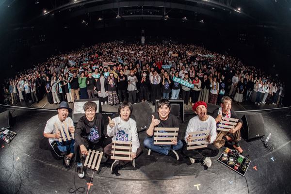 フラカン×スキマ『デラックス・ドラゴン』大盛況で幕、伝説のザ・ライターズ復活も！【ライブレポート】