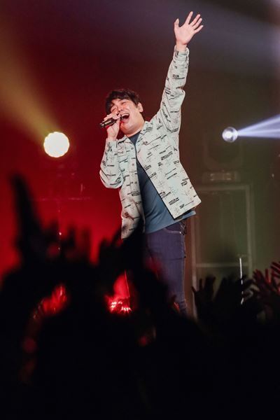 フラカン×スキマ『デラックス・ドラゴン』大盛況で幕、伝説のザ・ライターズ復活も！【ライブレポート】