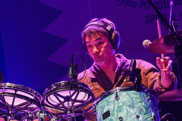 フラカン×スキマ『デラックス・ドラゴン』大盛況で幕、伝説のザ・ライターズ復活も！【ライブレポート】