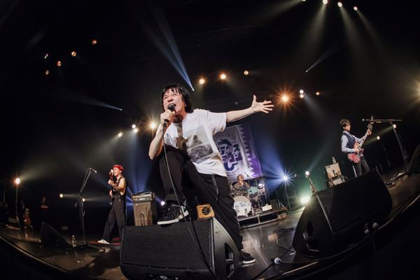 フラカン×スキマ『デラックス・ドラゴン』大盛況で幕、伝説のザ・ライターズ復活も！【ライブレポート】