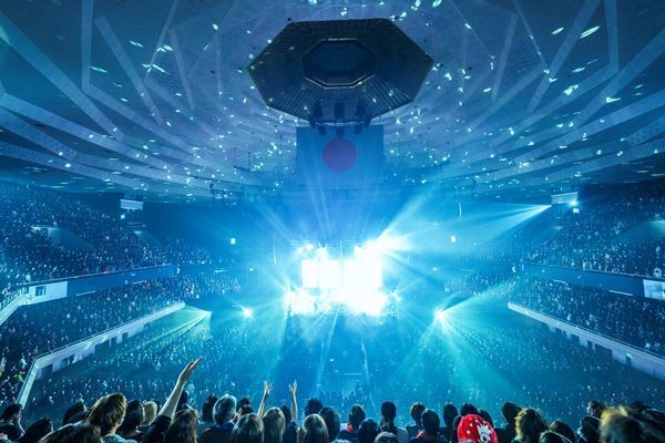 第二期BUCK-TICKのデビューライブ、初の日本武道館公演 　「周りのみんなに助けられてきた一年だったと思います。感謝してます」【オフィシャルレポート】