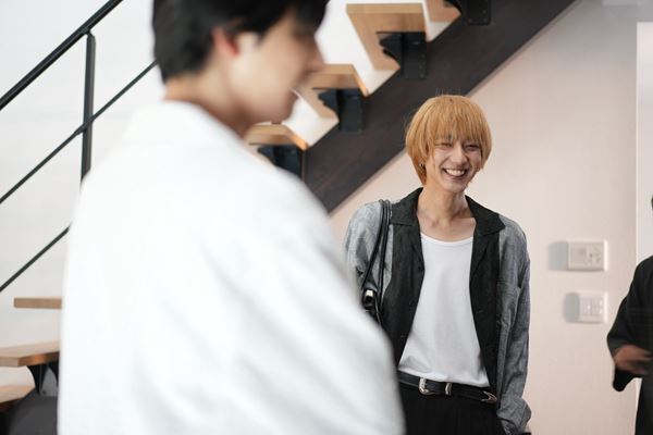 『２５時、赤坂で』の撮影現場に潜入！ 真夏の朝、緊迫感あふれる羽山と白崎の熱演の裏側