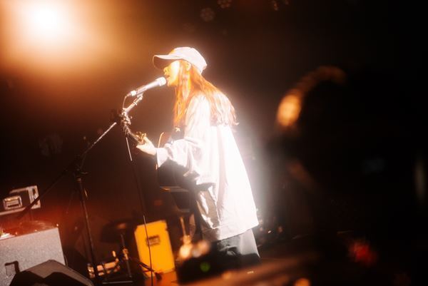 八生 × 丸山純奈、四国出身のふたりが対照的な歌声を渋谷に響かせた『ハチヨンナイト』完全レポート！「この冬を暖めるような空気感で幸せな1日」