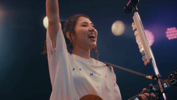 阿部真央、『15th Anniversary Abe Mao Zepp Live Tour 2024』より「I wanna see you」のライブ映像を公開