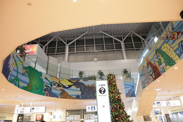 世界最大級の屋内ゴジラが羽田空港に降臨！ 全長40mのド迫力スケールに福本莉子も「本当に驚きました！」