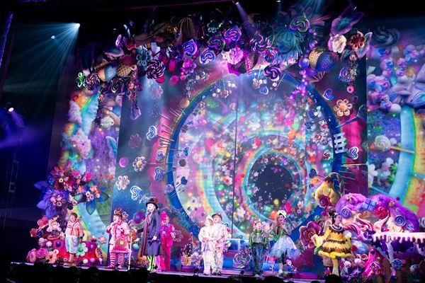 堂本光一がカリスマ性あふれるウィリー・ウォンカに　ミュージカル『チャーリーとチョコレート工場』上演中