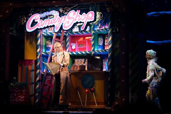 堂本光一がカリスマ性あふれるウィリー・ウォンカに　ミュージカル『チャーリーとチョコレート工場』上演中