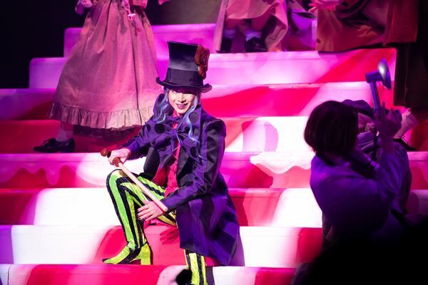 堂本光一がカリスマ性あふれるウィリー・ウォンカに　ミュージカル『チャーリーとチョコレート工場』上演中