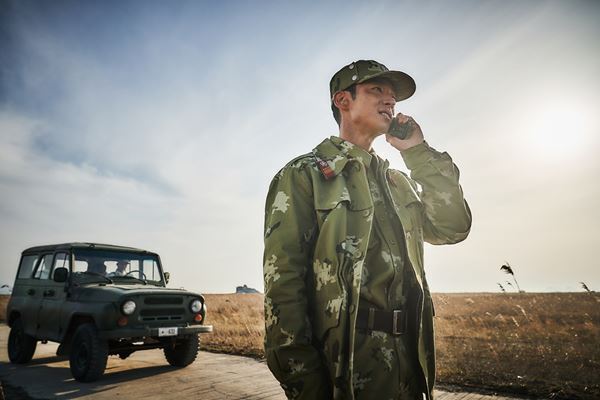 イ・ジェフンがモニターに映る自分に大照れ　映画『脱走』キャストが予告を見ながら語るコメンタリー動画公開