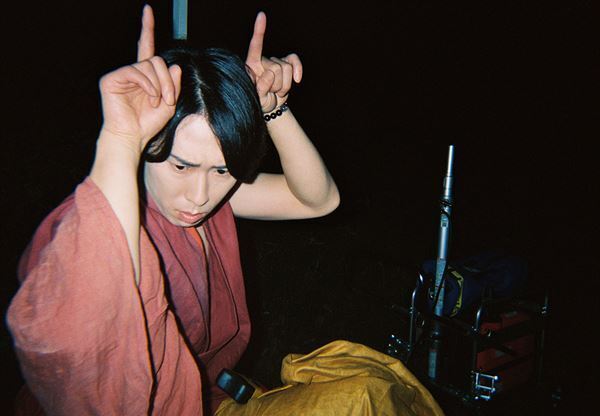 水上恒司×山下美月×宮舘涼太の3ショットも！ 映画『火喰鳥を、喰う』オフショット公開