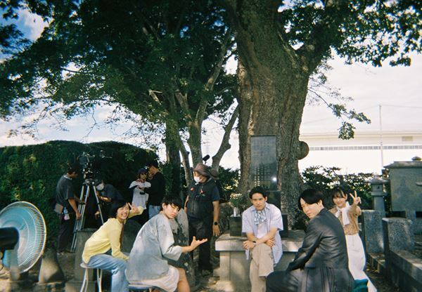 水上恒司×山下美月×宮舘涼太の3ショットも！ 映画『火喰鳥を、喰う』オフショット公開