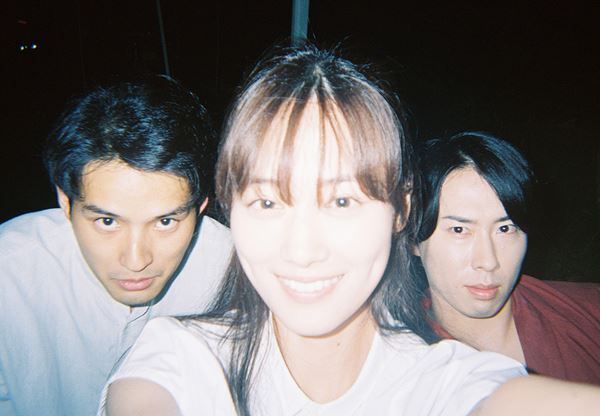 水上恒司×山下美月×宮舘涼太の3ショットも！ 映画『火喰鳥を、喰う』オフショット公開