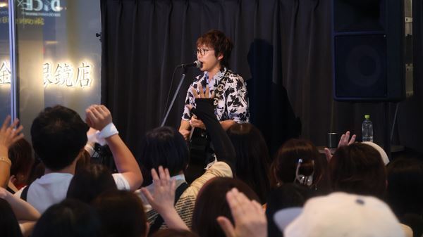 高橋優 、デビュー日に原点の札幌・狸小路でラジオ公開収録イベントを実施　最新曲「エンドロール」配信＆ベストアルバム『自由悟然』発売決定