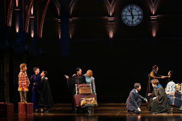 吉沢悠が新ハリー役としてデビュー！ 『ハリー・ポッターと呪いの子』舞台写真＆コメント到着