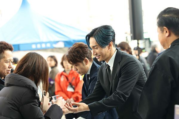 橘ケンチ、福井市特別1日駅長として『北陸新幹線』イベントに出席　出発式やテープカットなどを実施