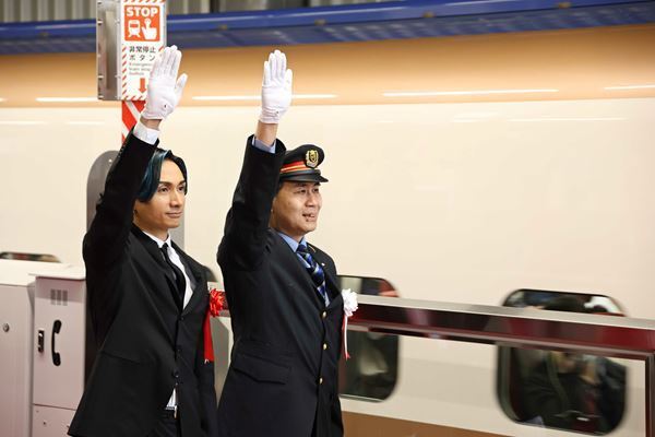 橘ケンチ、福井市特別1日駅長として『北陸新幹線』イベントに出席　出発式やテープカットなどを実施