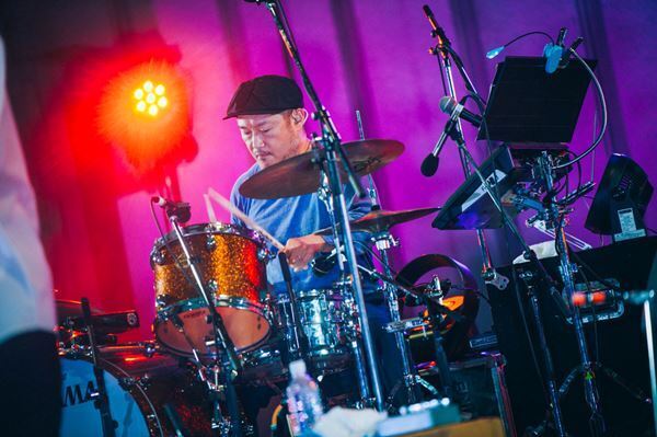 GRAPEVINE、驚きと喜びが1曲目からアンコールまで続いていく日比谷野音ワンマンをレポート