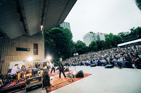 GRAPEVINE、驚きと喜びが1曲目からアンコールまで続いていく日比谷野音ワンマンをレポート