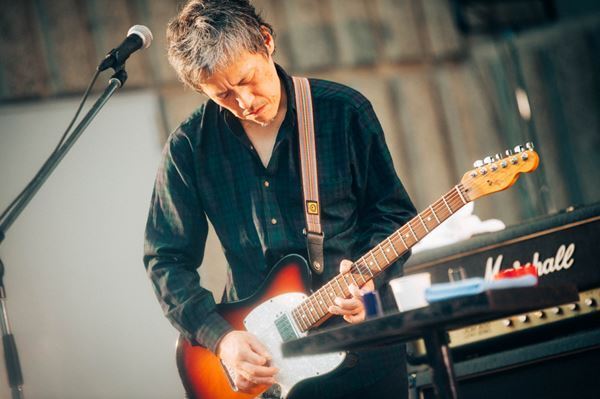 GRAPEVINE、驚きと喜びが1曲目からアンコールまで続いていく日比谷野音ワンマンをレポート