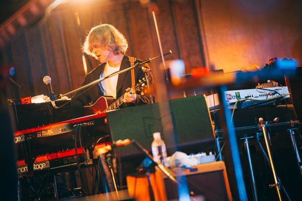 GRAPEVINE、驚きと喜びが1曲目からアンコールまで続いていく日比谷野音ワンマンをレポート