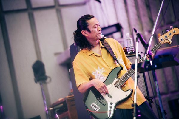 GRAPEVINE、驚きと喜びが1曲目からアンコールまで続いていく日比谷野音ワンマンをレポート