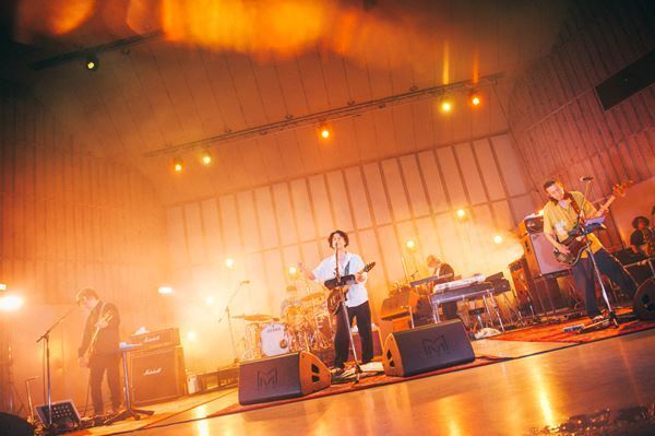 GRAPEVINE、驚きと喜びが1曲目からアンコールまで続いていく日比谷野音ワンマンをレポート