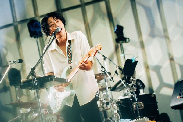 GRAPEVINE、驚きと喜びが1曲目からアンコールまで続いていく日比谷野音ワンマンをレポート