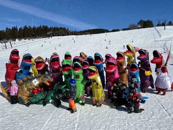 【迫力】広大なゲレンデを「恐竜」が爆走!! 人気スキー場の“超個性派イベント”が楽しい♪