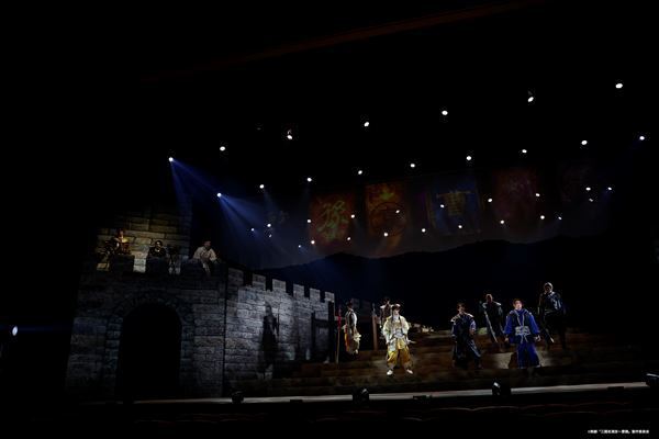 荒牧慶彦＆福澤侑、剣劇「三國志演技～曹魏」上演中　壮絶な対立劇から、歌・ダンス・ゲームの“お祭り騒ぎ”まで魅力満載