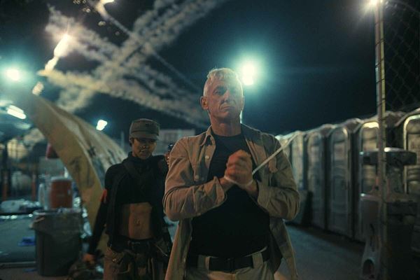 『ワン・バトル・アフター・アナザー』ディカプリオほか各キャラクターにフィーチャーした場面写真公開