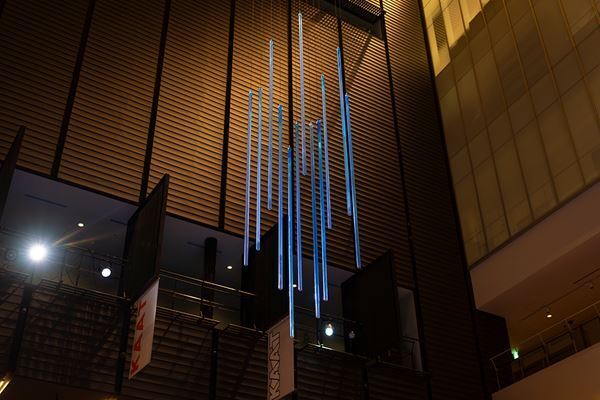 KAAT＜アトリウム＞に舞台美術が出現　Aokid×リンノスケ、浅川奏瑛、岡本優、目黒陽介、山田暁のパフォーマンスも