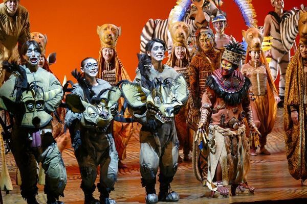 劇団四季『ライオンキング』が日本上演25周年！　特別カーテンコールとドローンショー開催