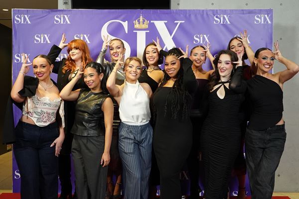 ミュージカル『SIX』、ついに日本初上陸！ 来日キャスト&日本キャストが集結した興奮の初日公演と会見の模様をレポート