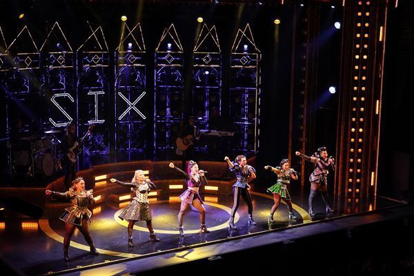 ミュージカル『SIX』、ついに日本初上陸！ 来日キャスト&日本キャストが集結した興奮の初日公演と会見の模様をレポート