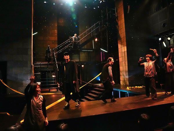 サイモン・スティーヴンスの2作同時上演『ポルノグラフィ PORNOGRAPHY／レイジ RAGE』開幕　初日コメント＆トレーラー映像が到着