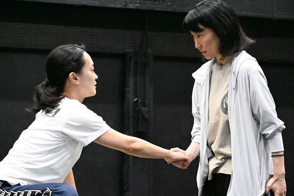 桑原裕子が書き下ろし！ 人間の不完全さと愛の歪みを描く、劇団俳優座『霧ぬけて』