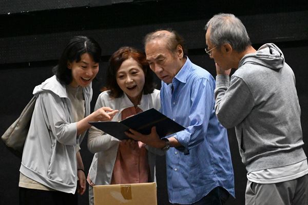 桑原裕子が書き下ろし！ 人間の不完全さと愛の歪みを描く、劇団俳優座『霧ぬけて』