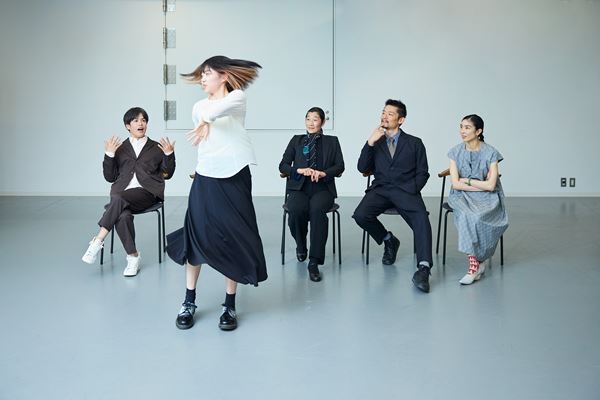 岡田利規作・演出の身体の所有をめぐるダンス作品兼演劇作品『ダンスの審査員のダンス』が愛知にて間もなく開幕