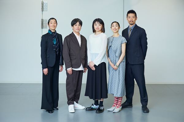 岡田利規作・演出の身体の所有をめぐるダンス作品兼演劇作品『ダンスの審査員のダンス』が愛知にて間もなく開幕