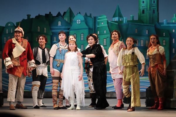 子どもにも大人にも！劇団四季が贈る、勇気と希望のファミリーミュージカル『カモメに飛ぶことを教えた猫』上演中