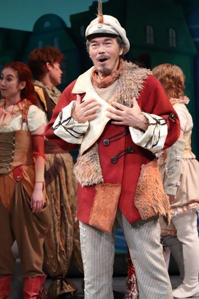 子どもにも大人にも！劇団四季が贈る、勇気と希望のファミリーミュージカル『カモメに飛ぶことを教えた猫』上演中