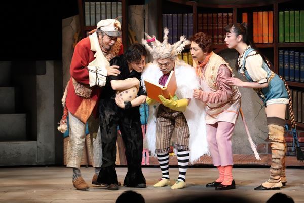 子どもにも大人にも！劇団四季が贈る、勇気と希望のファミリーミュージカル『カモメに飛ぶことを教えた猫』上演中