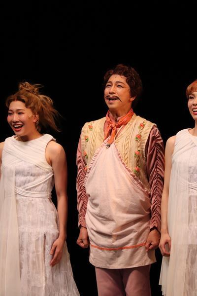 子どもにも大人にも！劇団四季が贈る、勇気と希望のファミリーミュージカル『カモメに飛ぶことを教えた猫』上演中