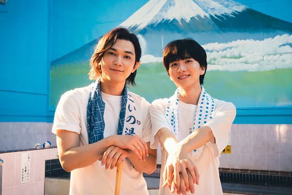 吉沢亮主演『ババンババンバンバンパイア』新たな公開日が決定　板垣李光人と肩を寄せあう場面写真も公開